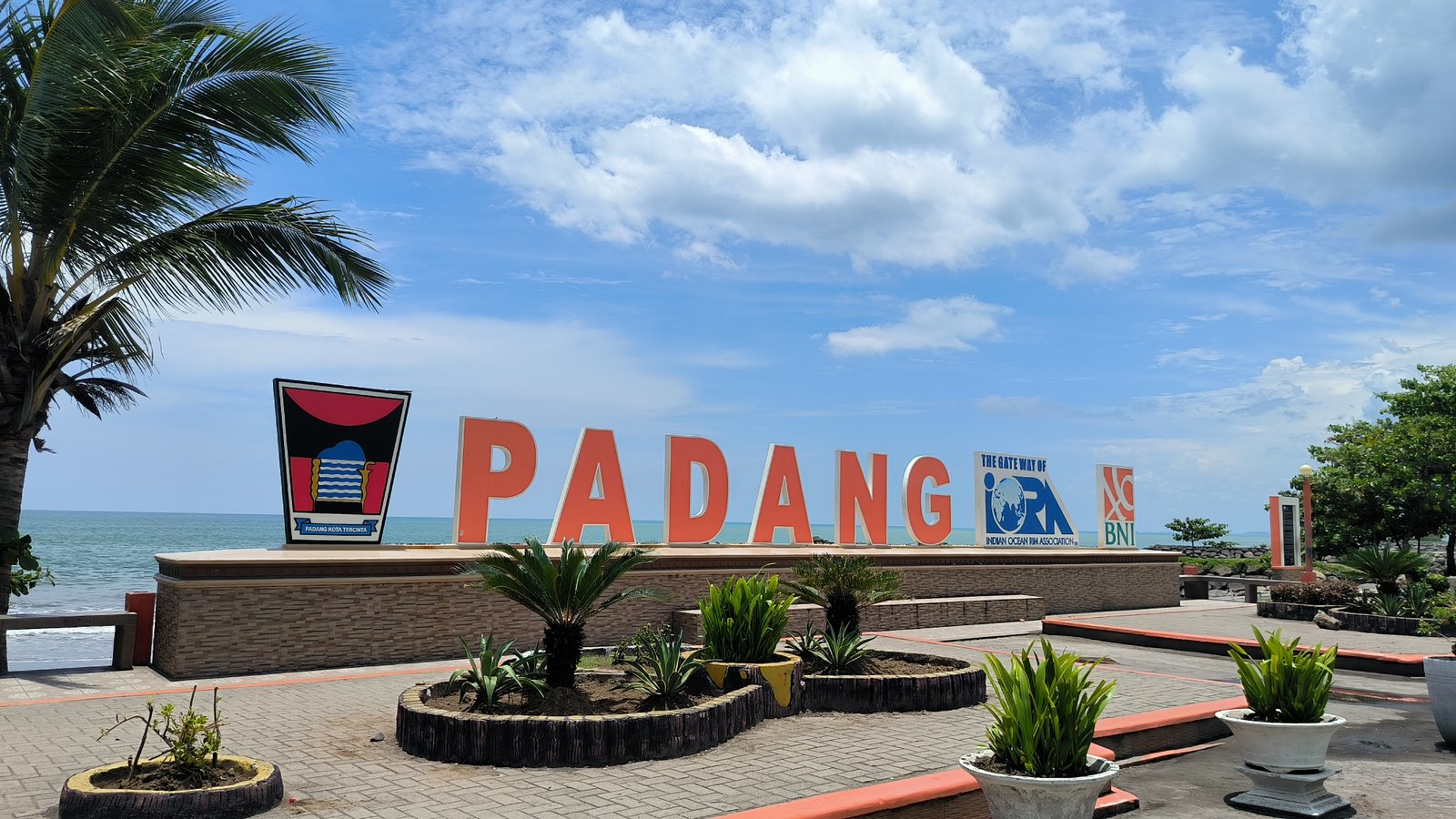 Semburat Jingga dan Geliat Lebaran: Pantai Padang Bersiap Menyambut 'Pulang'